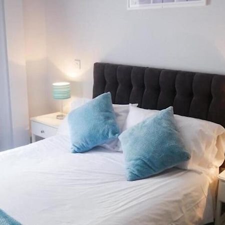 Wood Green Budget Rooms - Next To Mall & Metro Station - 10 Min To City Center Лондон Екстериор снимка