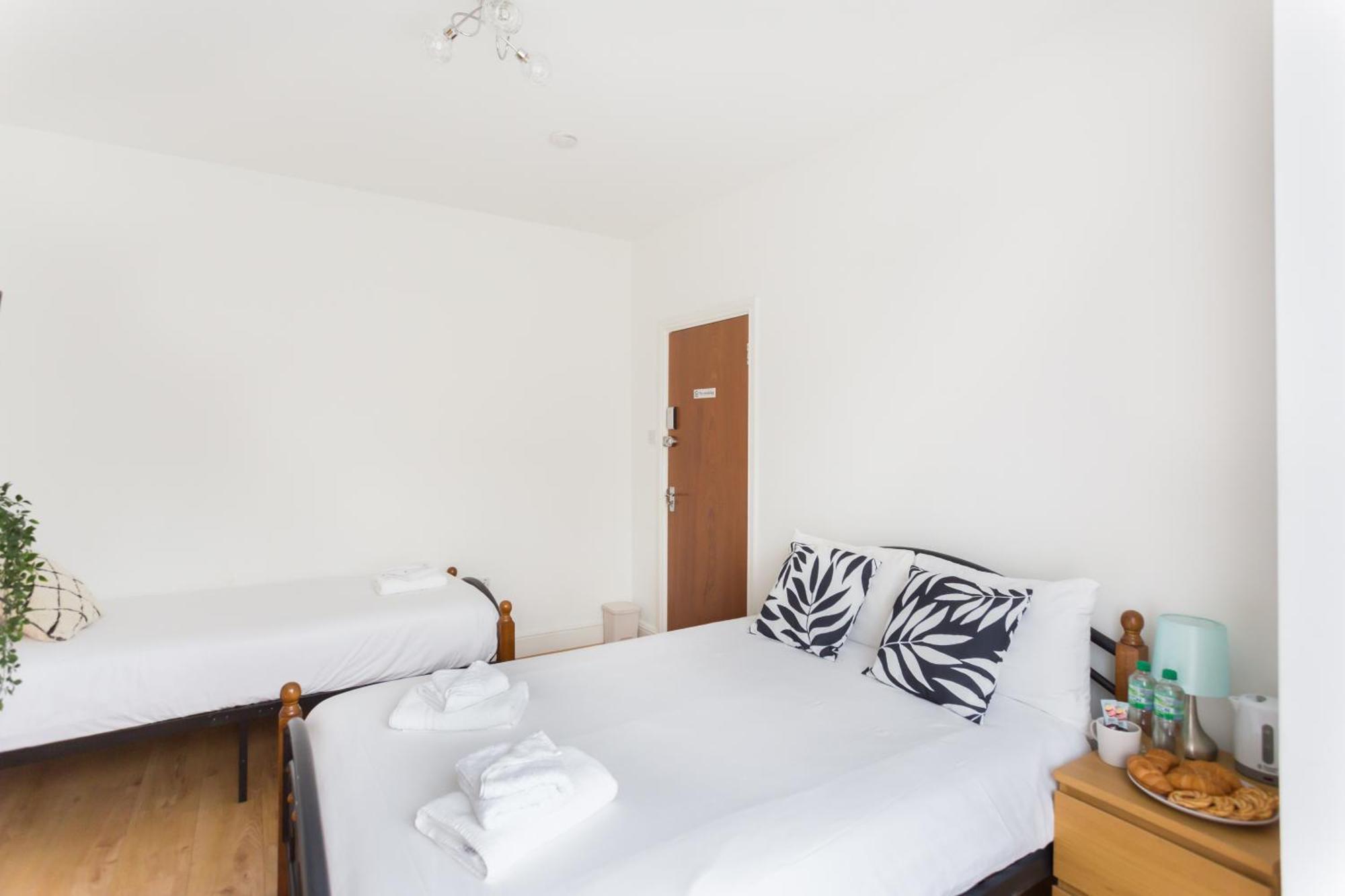 Wood Green Budget Rooms - Next To Mall & Metro Station - 10 Min To City Center Лондон Екстериор снимка