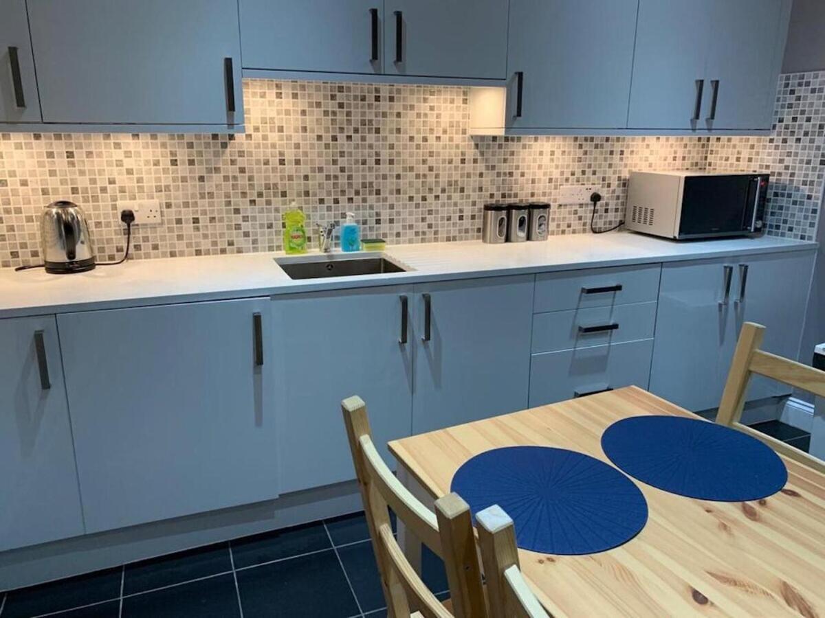 Wood Green Budget Rooms - Next To Mall & Metro Station - 10 Min To City Center Лондон Екстериор снимка