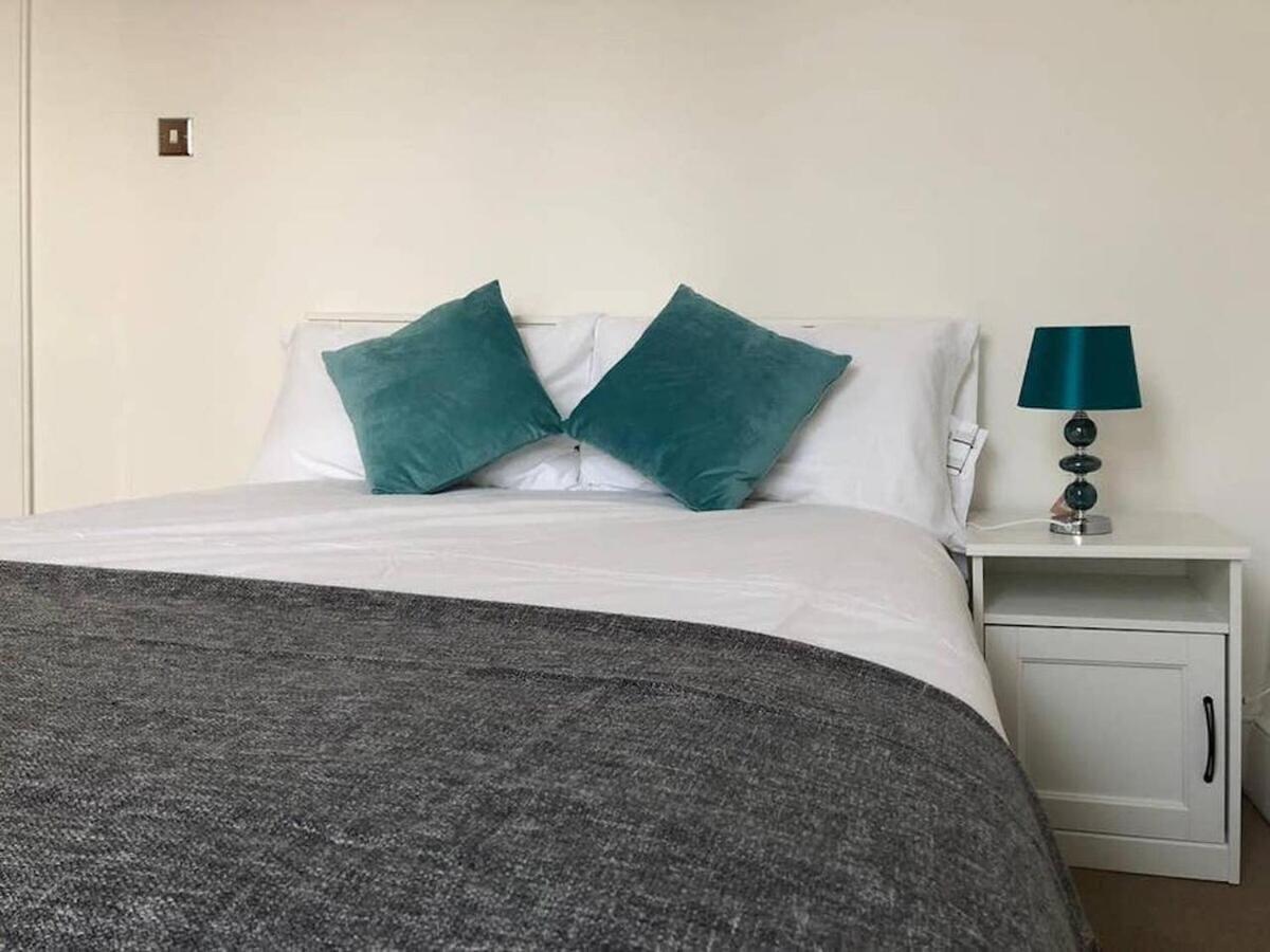 Wood Green Budget Rooms - Next To Mall & Metro Station - 10 Min To City Center Лондон Екстериор снимка