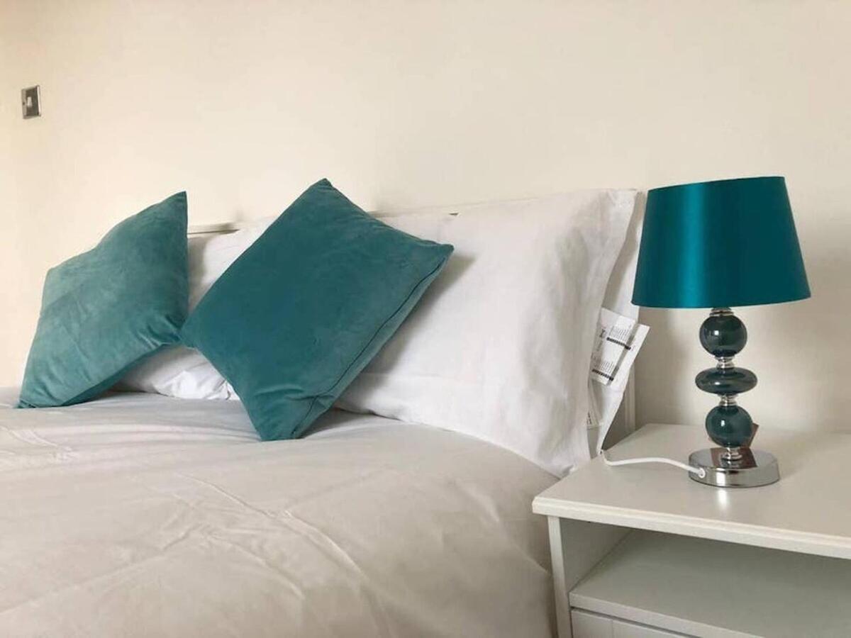 Wood Green Budget Rooms - Next To Mall & Metro Station - 10 Min To City Center Лондон Екстериор снимка