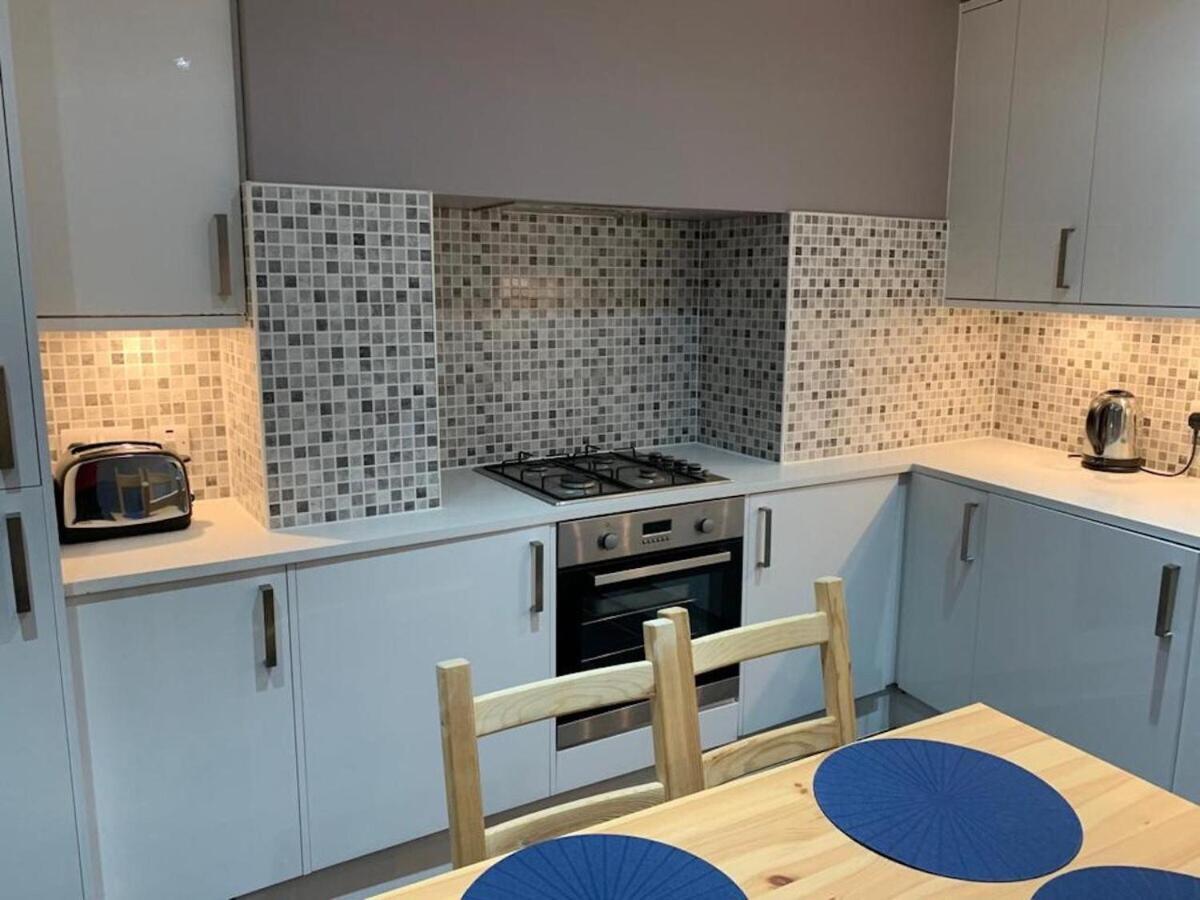 Wood Green Budget Rooms - Next To Mall & Metro Station - 10 Min To City Center Лондон Екстериор снимка