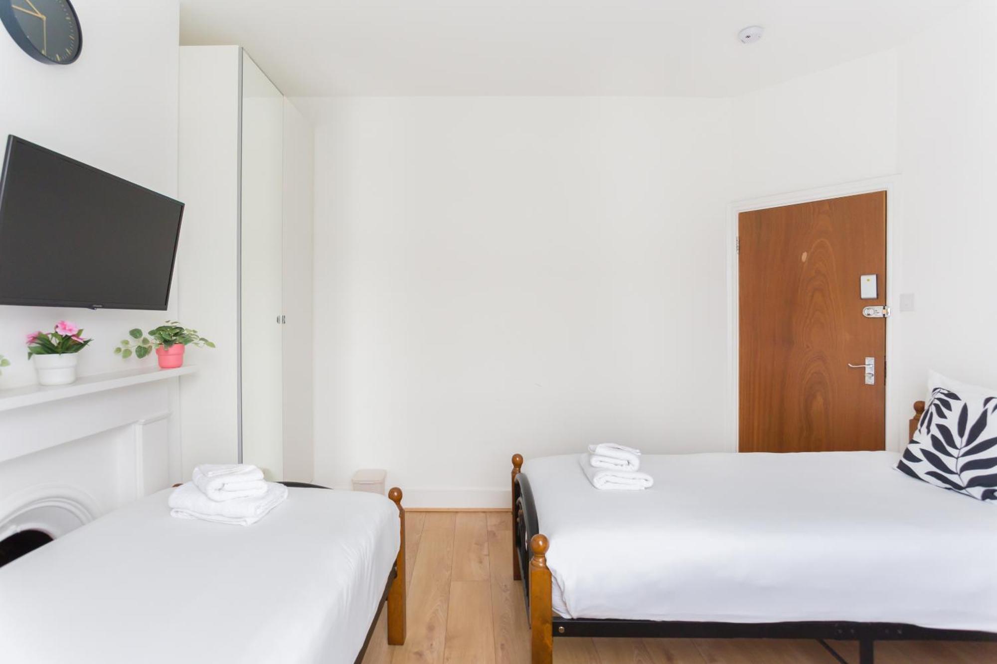 Wood Green Budget Rooms - Next To Mall & Metro Station - 10 Min To City Center Лондон Екстериор снимка