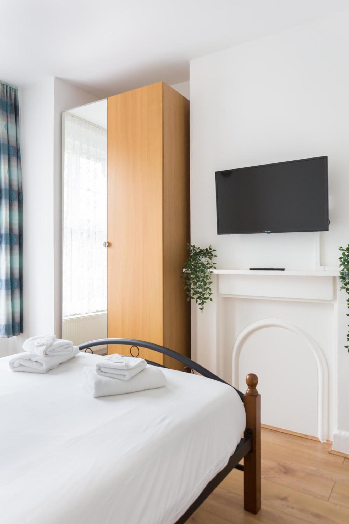 Wood Green Budget Rooms - Next To Mall & Metro Station - 10 Min To City Center Лондон Екстериор снимка