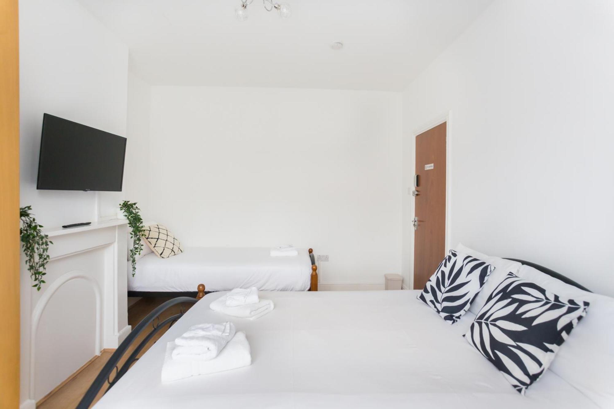 Wood Green Budget Rooms - Next To Mall & Metro Station - 10 Min To City Center Лондон Екстериор снимка