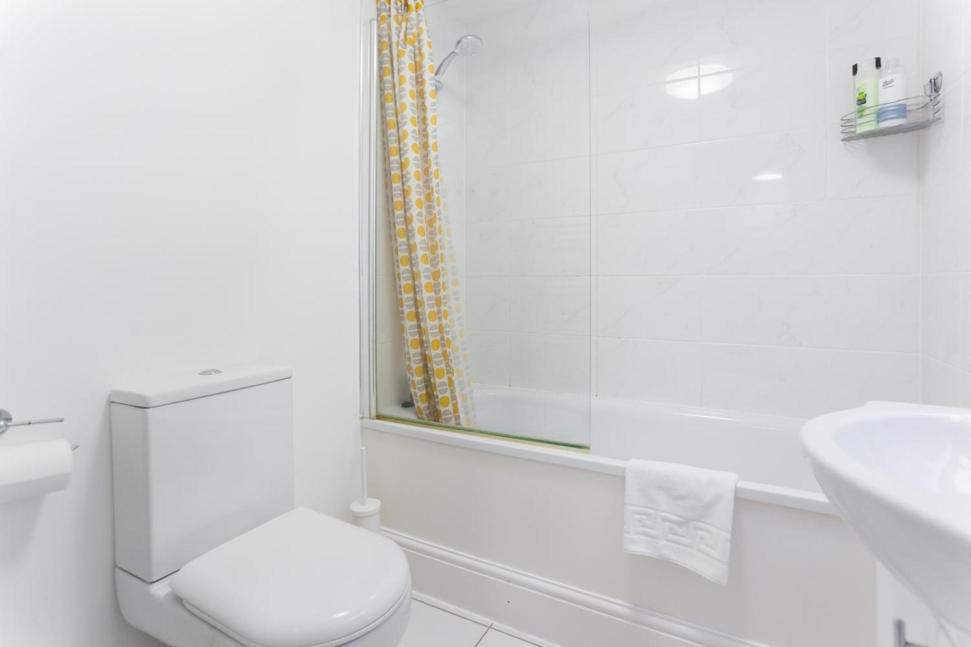 Wood Green Budget Rooms - Next To Mall & Metro Station - 10 Min To City Center Лондон Екстериор снимка