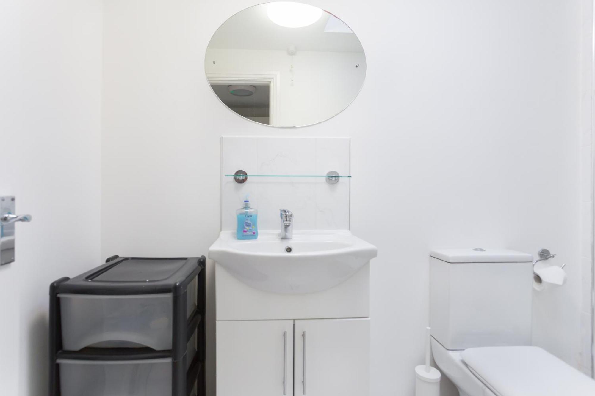 Wood Green Budget Rooms - Next To Mall & Metro Station - 10 Min To City Center Лондон Екстериор снимка