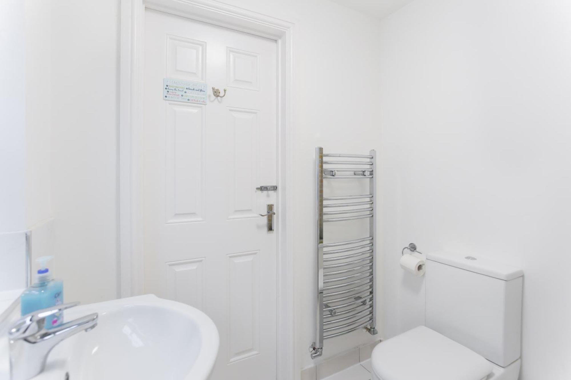Wood Green Budget Rooms - Next To Mall & Metro Station - 10 Min To City Center Лондон Екстериор снимка