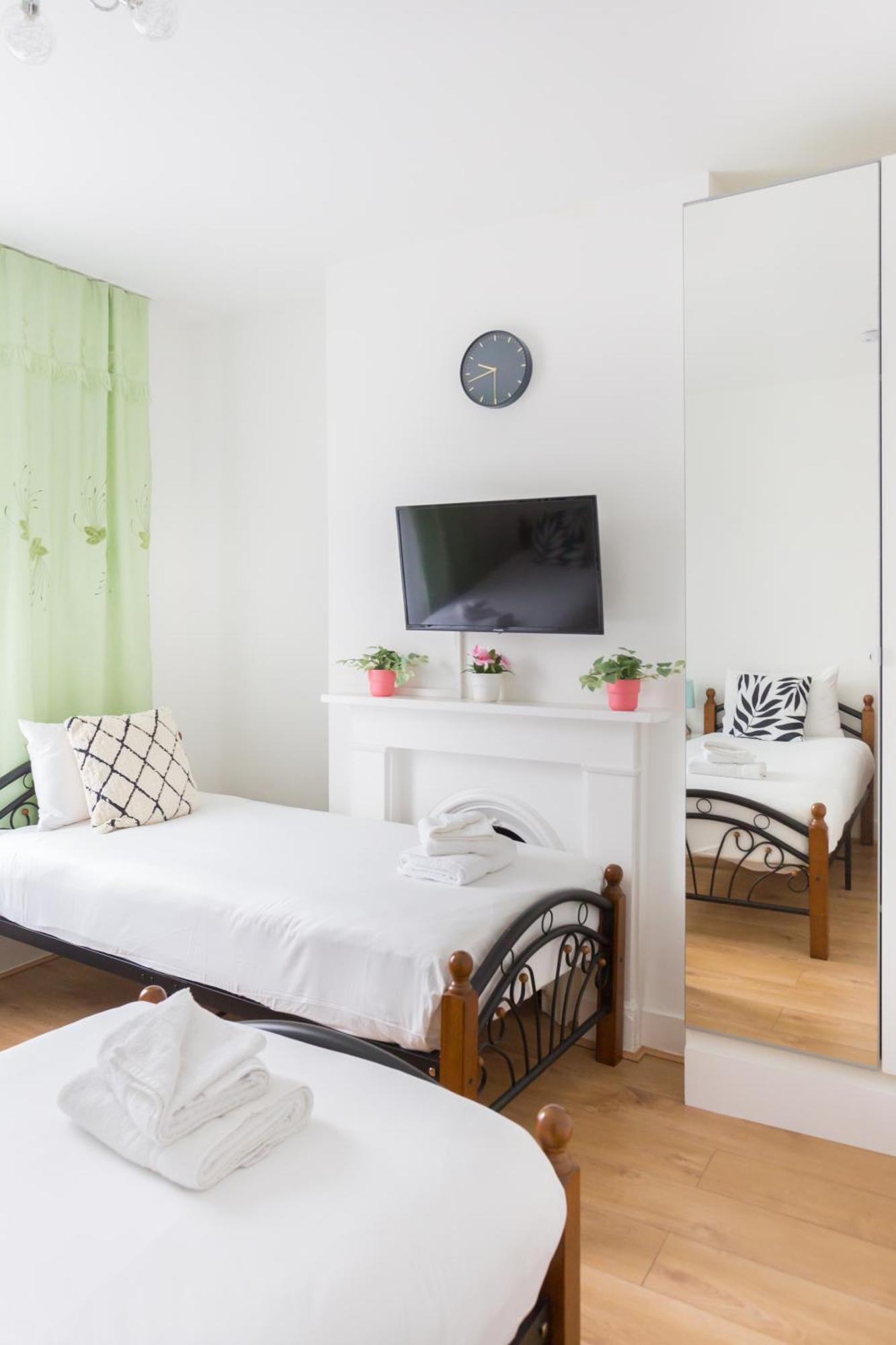 Wood Green Budget Rooms - Next To Mall & Metro Station - 10 Min To City Center Лондон Екстериор снимка
