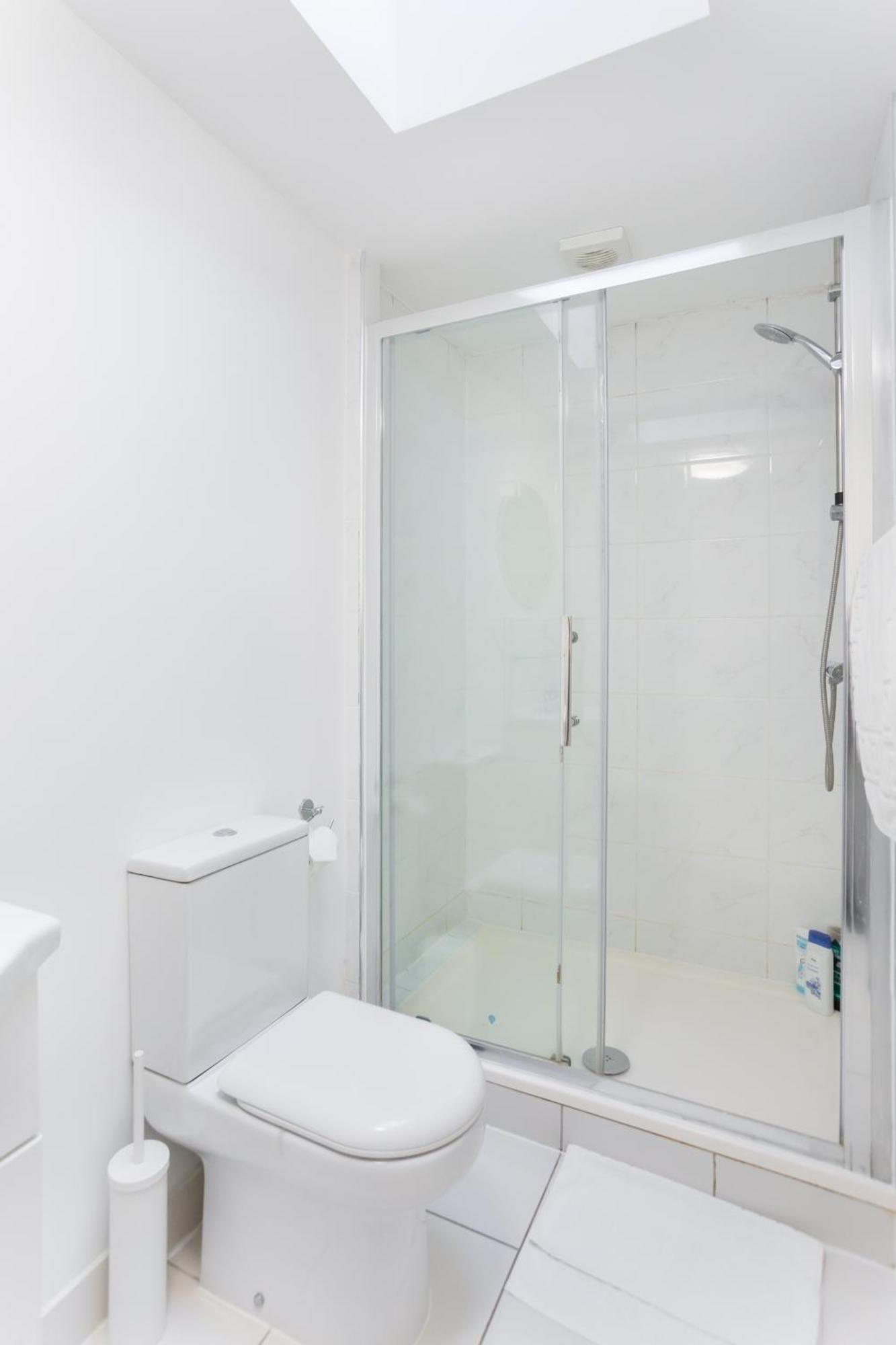 Wood Green Budget Rooms - Next To Mall & Metro Station - 10 Min To City Center Лондон Екстериор снимка