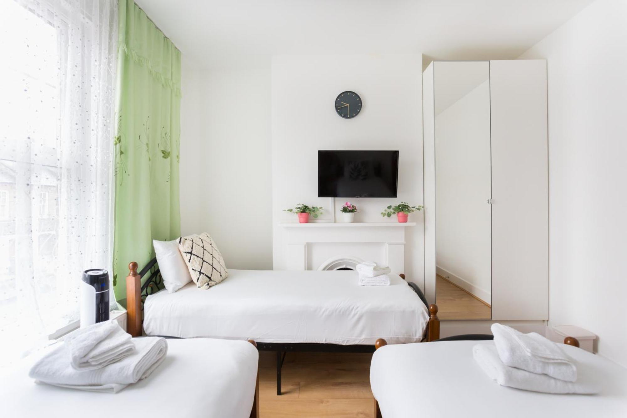 Wood Green Budget Rooms - Next To Mall & Metro Station - 10 Min To City Center Лондон Екстериор снимка