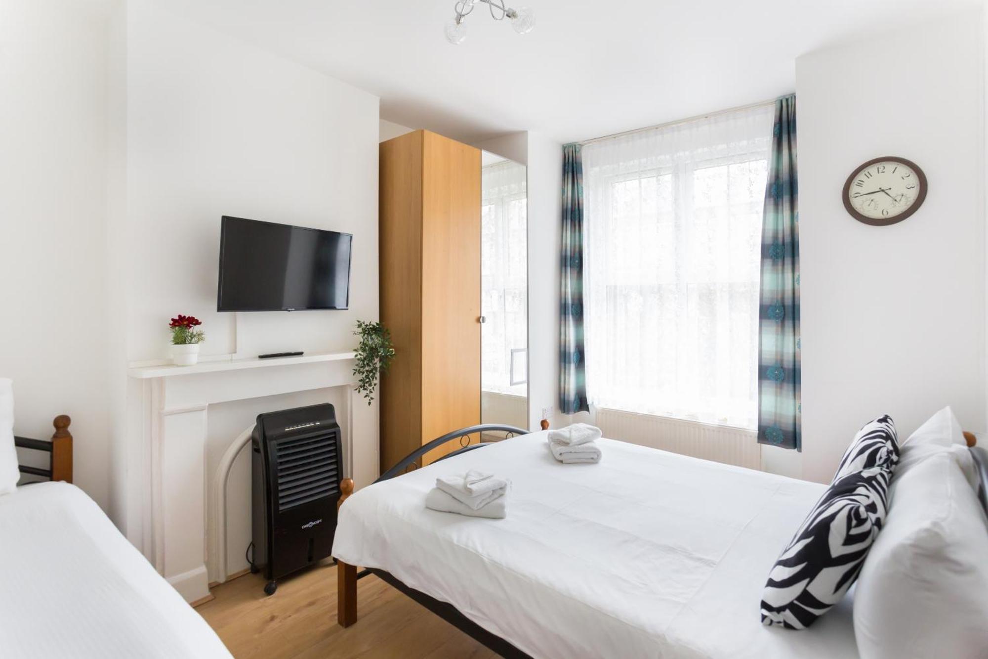 Wood Green Budget Rooms - Next To Mall & Metro Station - 10 Min To City Center Лондон Екстериор снимка