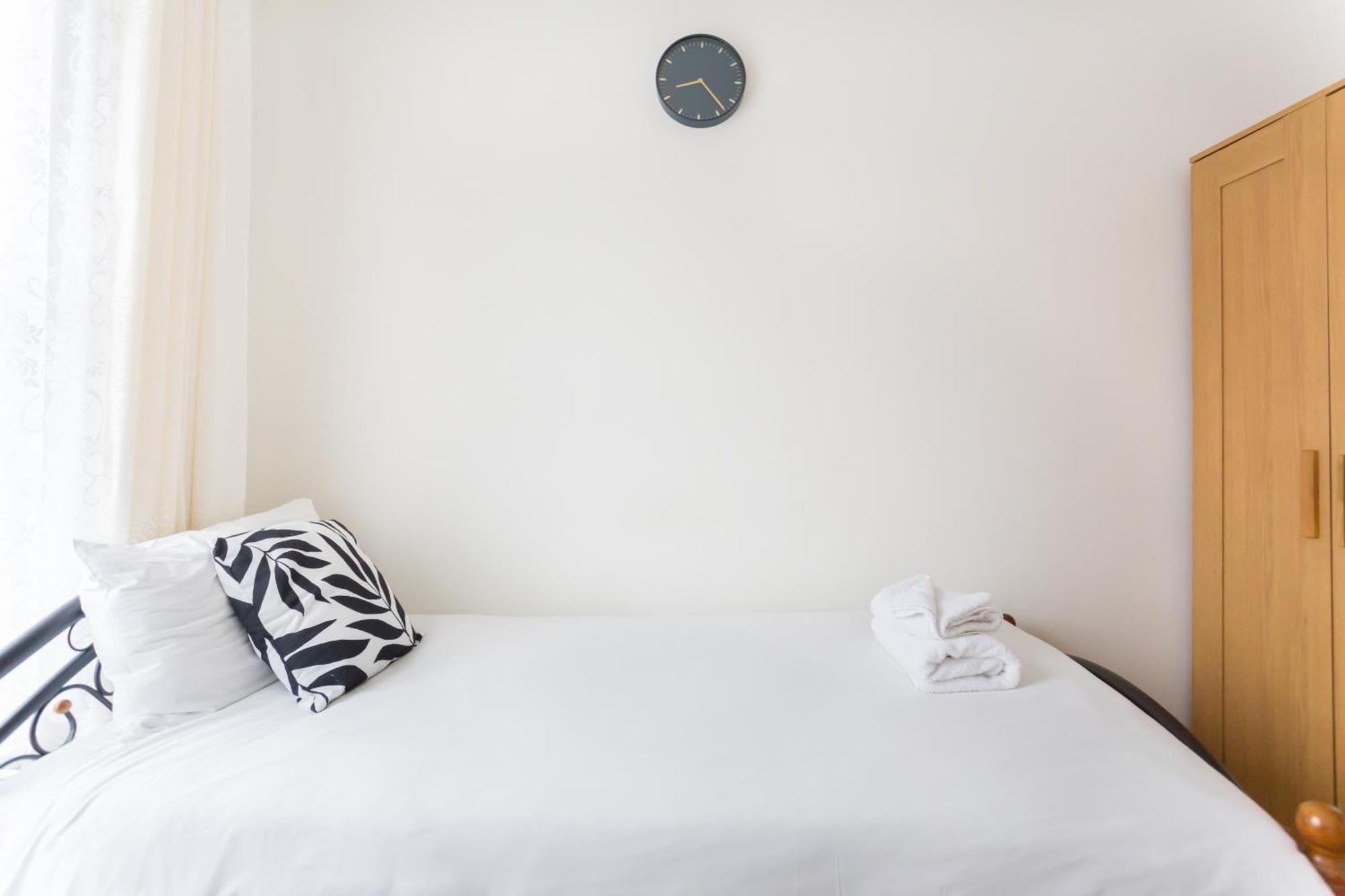Wood Green Budget Rooms - Next To Mall & Metro Station - 10 Min To City Center Лондон Екстериор снимка