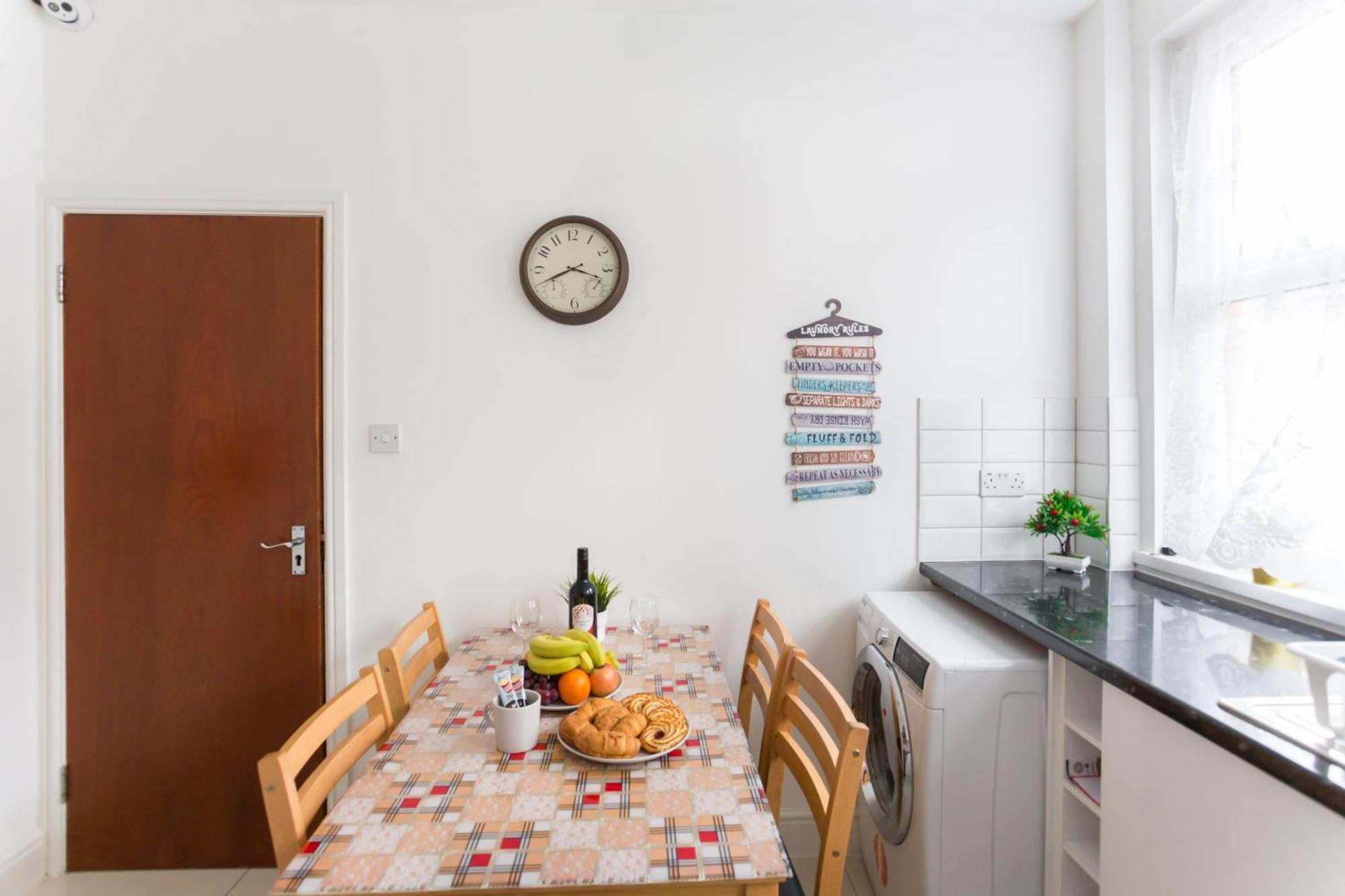 Wood Green Budget Rooms - Next To Mall & Metro Station - 10 Min To City Center Лондон Екстериор снимка