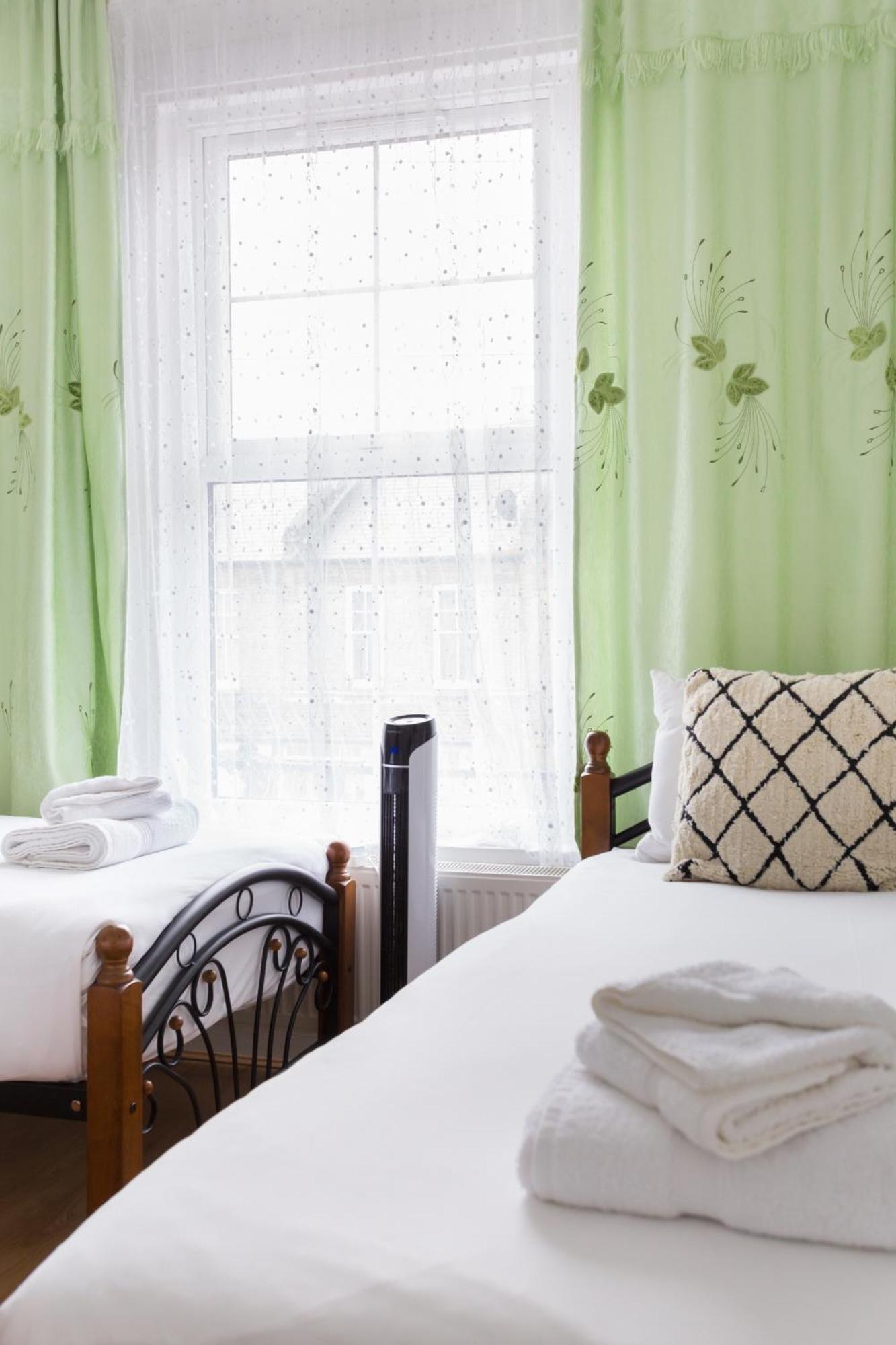 Wood Green Budget Rooms - Next To Mall & Metro Station - 10 Min To City Center Лондон Екстериор снимка