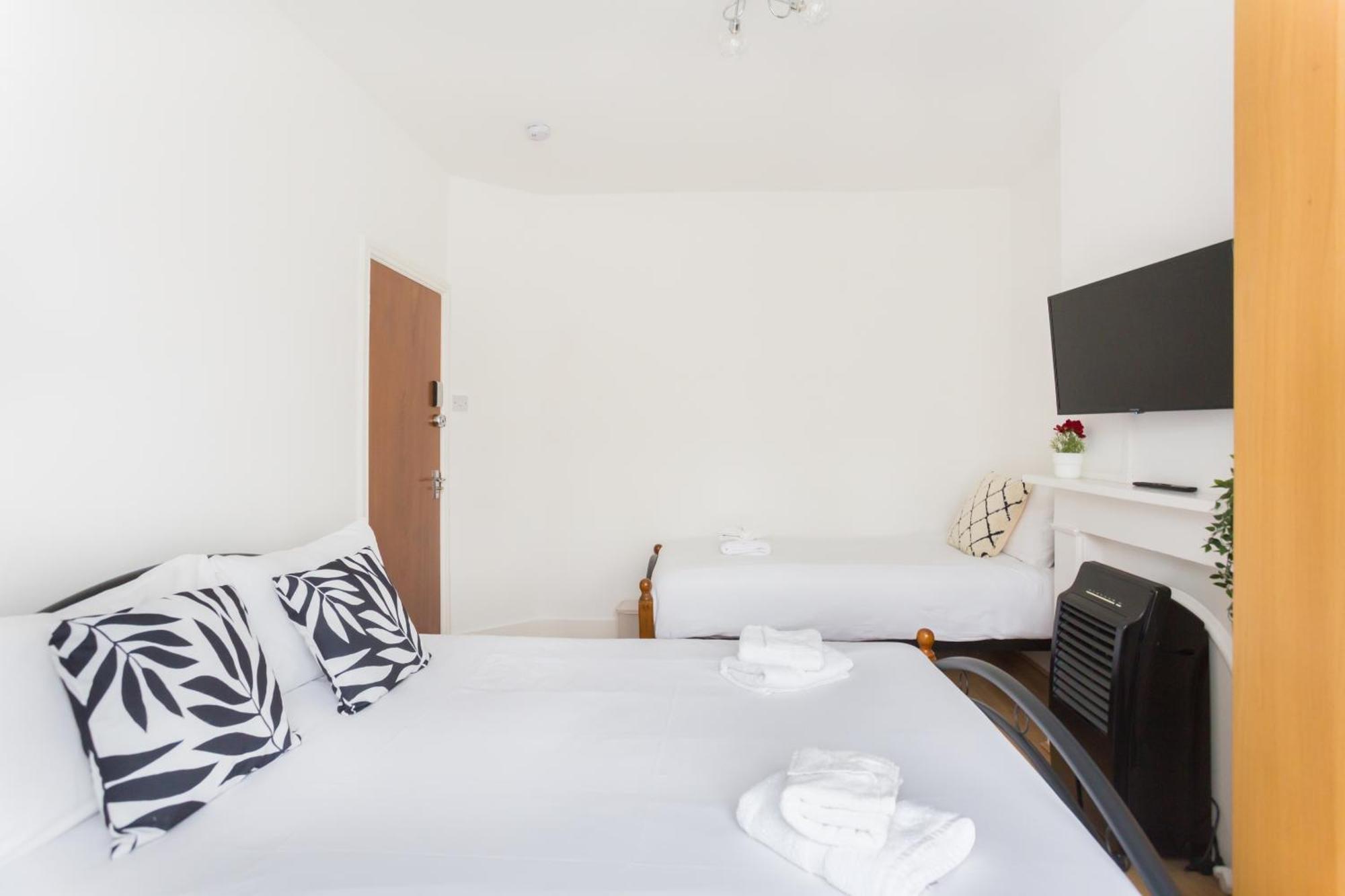 Wood Green Budget Rooms - Next To Mall & Metro Station - 10 Min To City Center Лондон Екстериор снимка