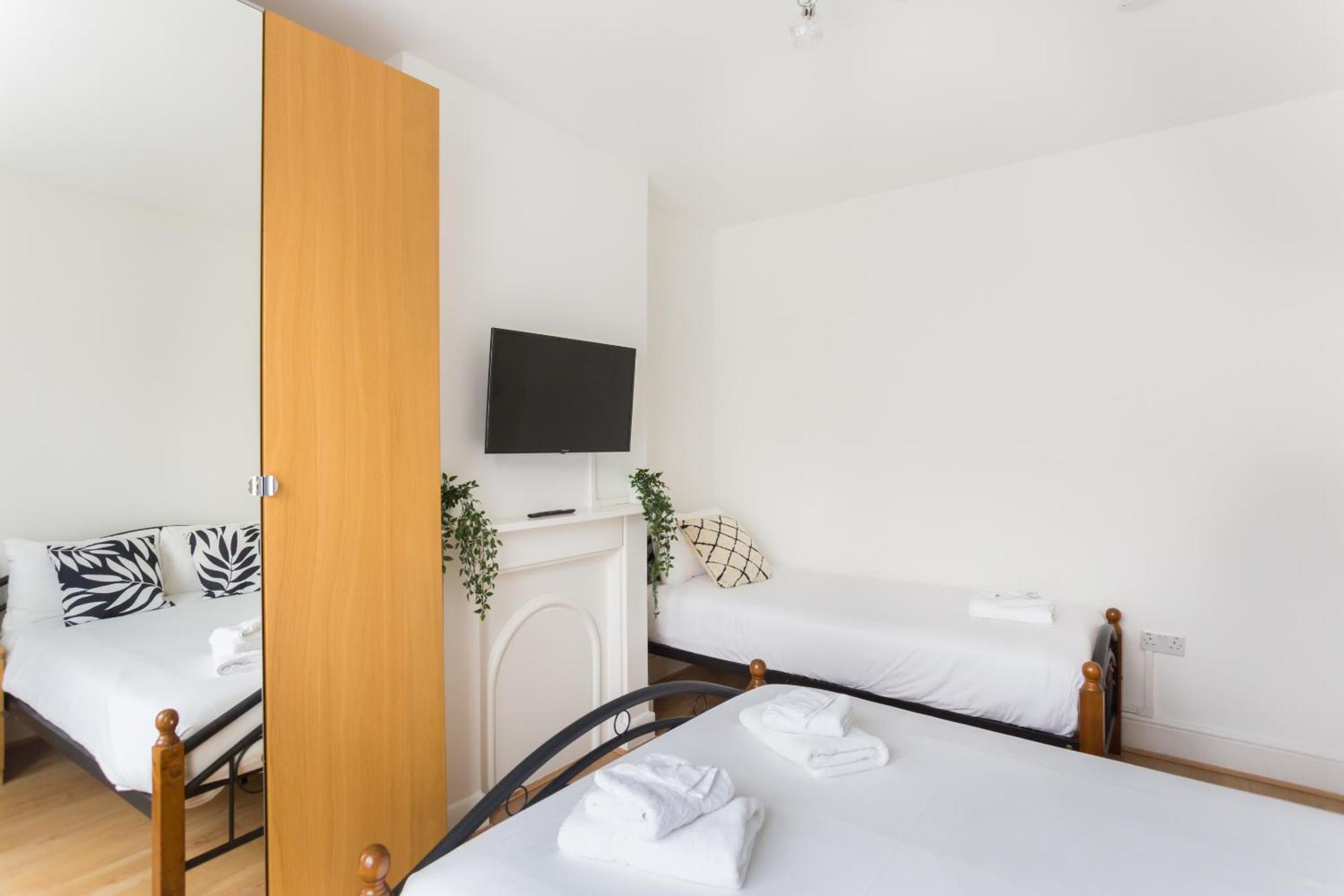 Wood Green Budget Rooms - Next To Mall & Metro Station - 10 Min To City Center Лондон Екстериор снимка