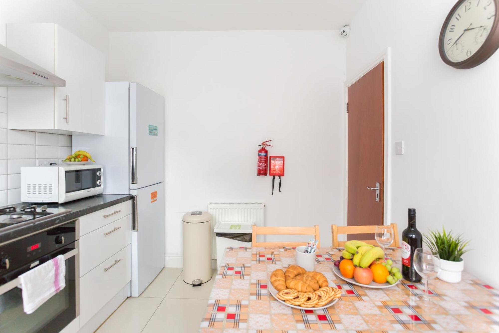 Wood Green Budget Rooms - Next To Mall & Metro Station - 10 Min To City Center Лондон Екстериор снимка