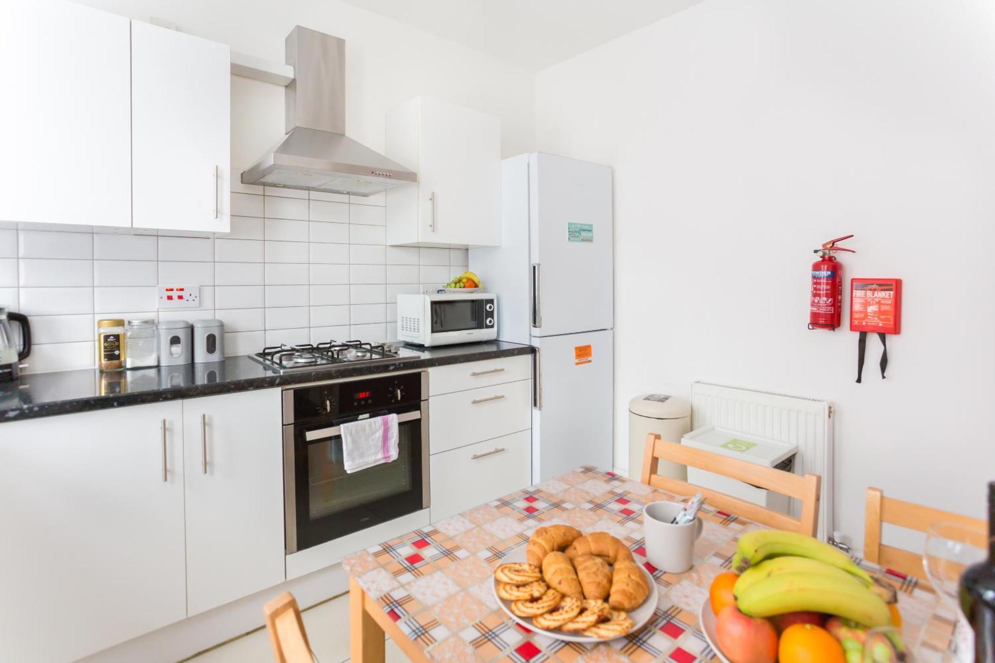 Wood Green Budget Rooms - Next To Mall & Metro Station - 10 Min To City Center Лондон Екстериор снимка