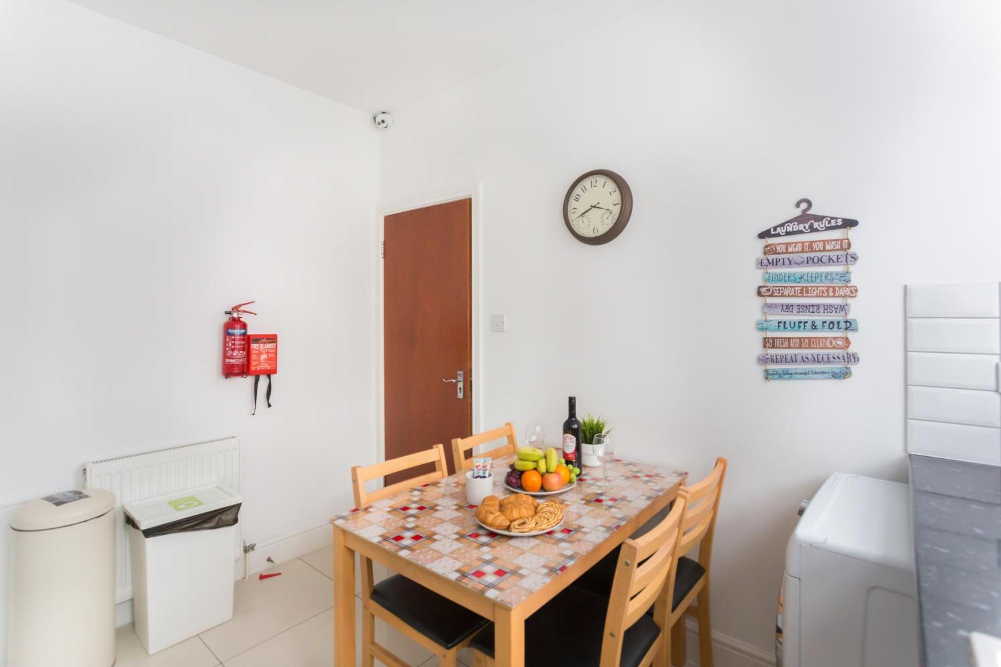 Wood Green Budget Rooms - Next To Mall & Metro Station - 10 Min To City Center Лондон Екстериор снимка