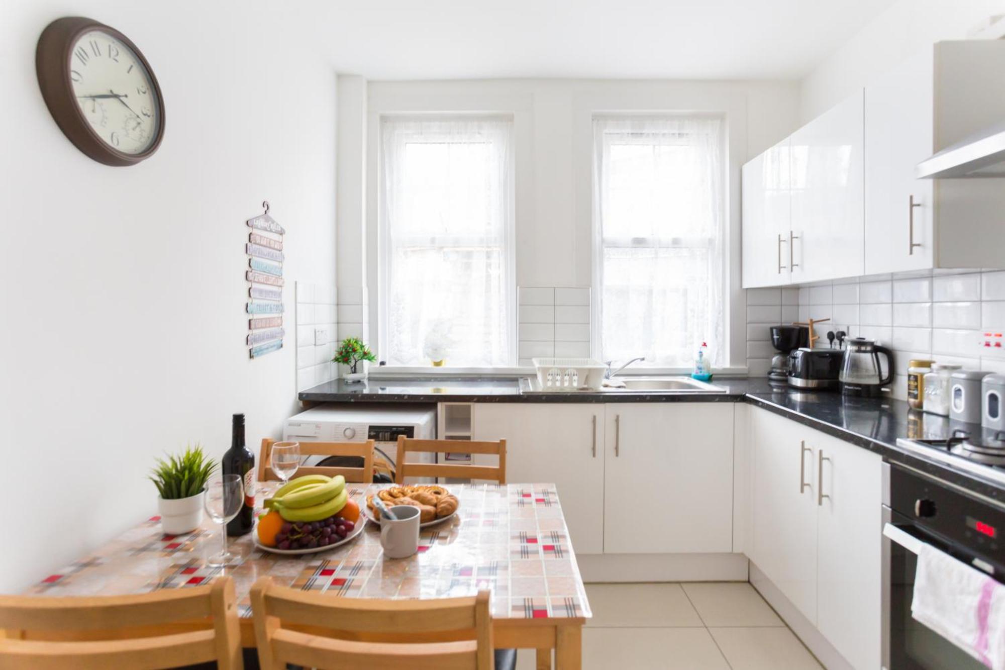 Wood Green Budget Rooms - Next To Mall & Metro Station - 10 Min To City Center Лондон Екстериор снимка