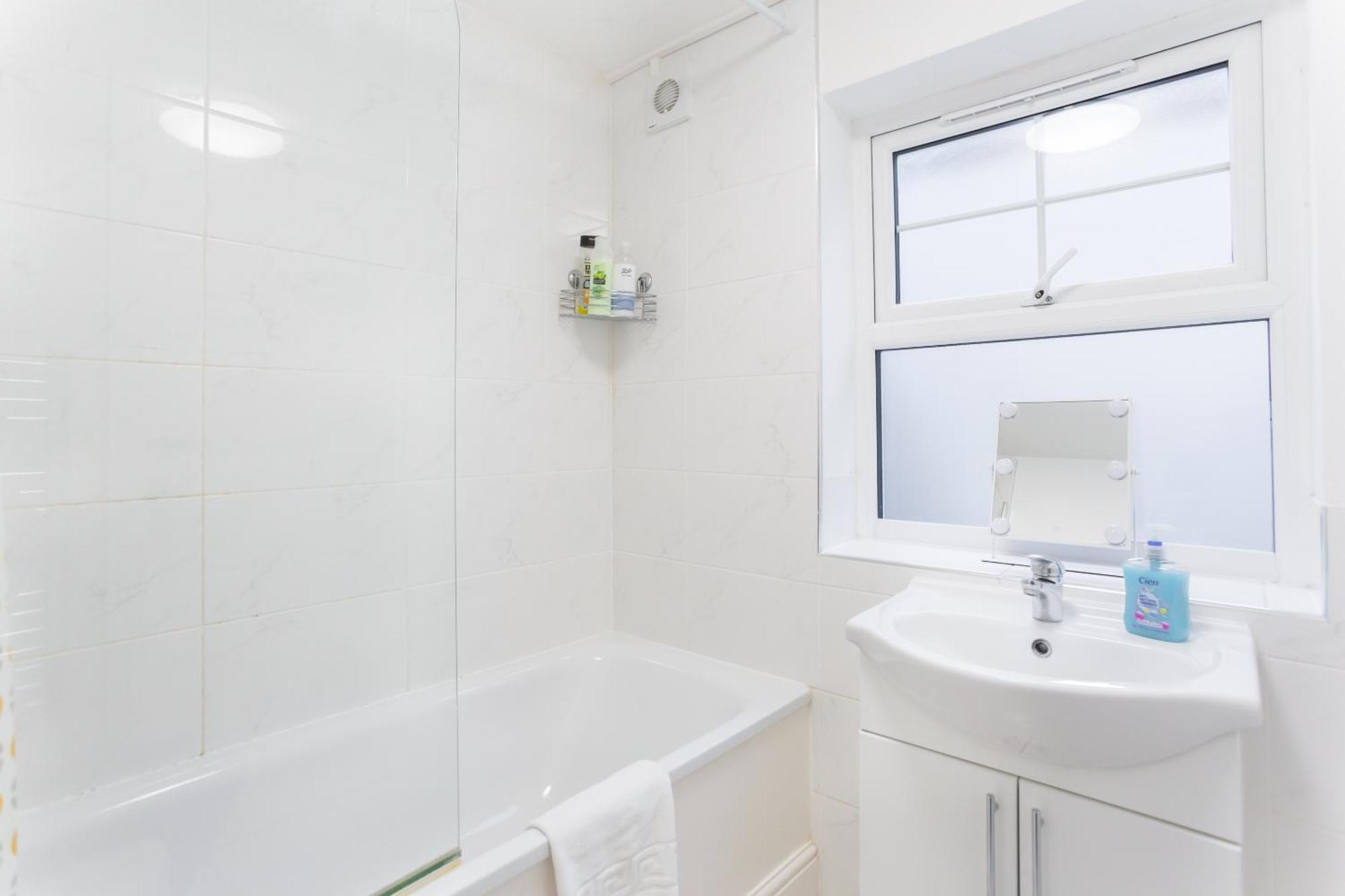 Wood Green Budget Rooms - Next To Mall & Metro Station - 10 Min To City Center Лондон Екстериор снимка