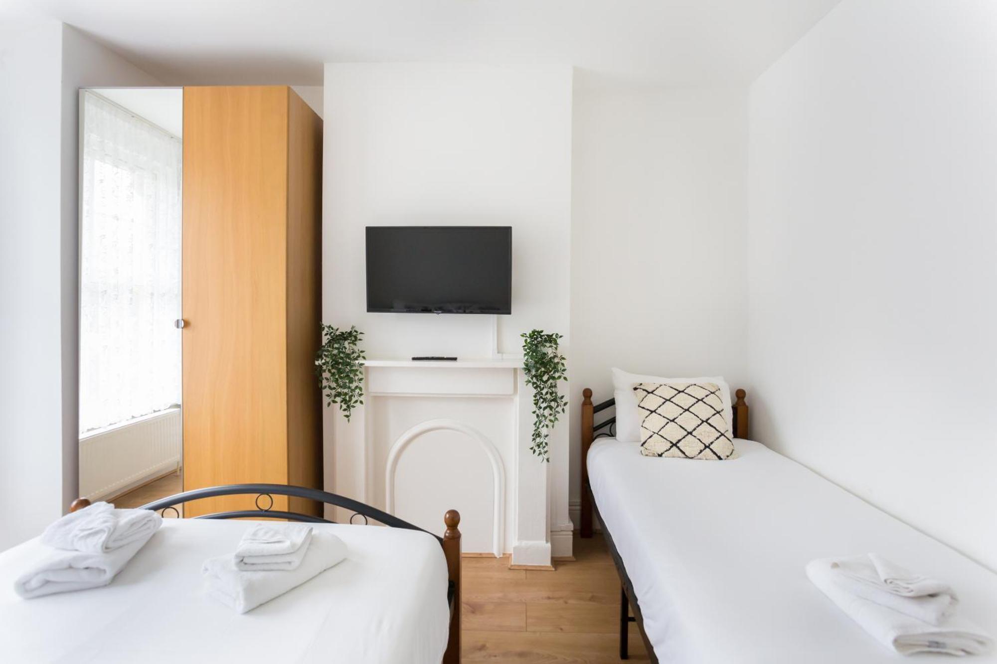 Wood Green Budget Rooms - Next To Mall & Metro Station - 10 Min To City Center Лондон Екстериор снимка