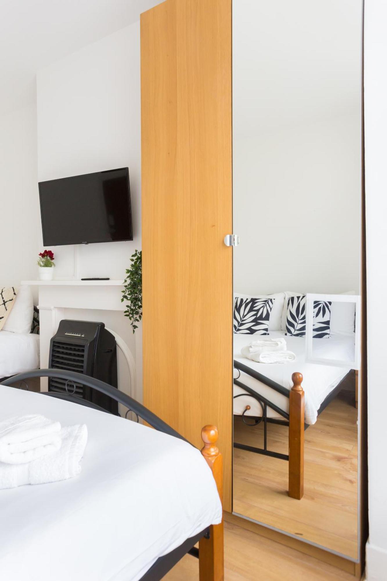 Wood Green Budget Rooms - Next To Mall & Metro Station - 10 Min To City Center Лондон Екстериор снимка