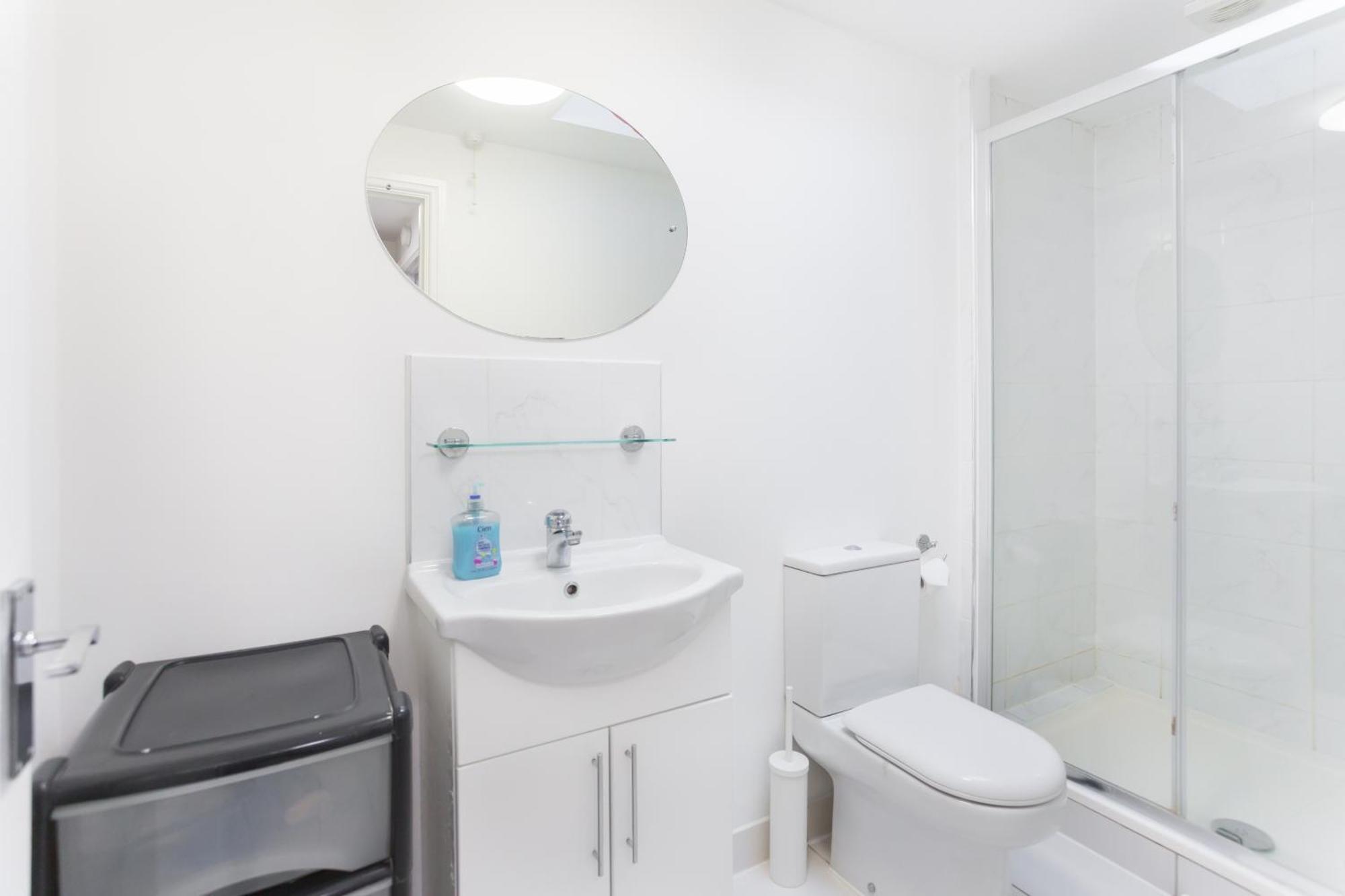 Wood Green Budget Rooms - Next To Mall & Metro Station - 10 Min To City Center Лондон Екстериор снимка