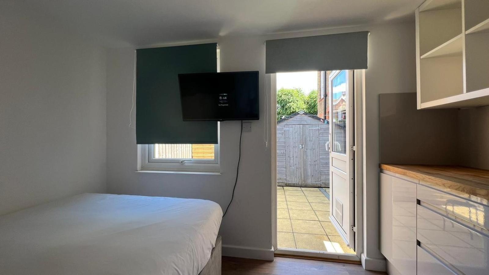 Wood Green Budget Rooms - Next To Mall & Metro Station - 10 Min To City Center Лондон Екстериор снимка