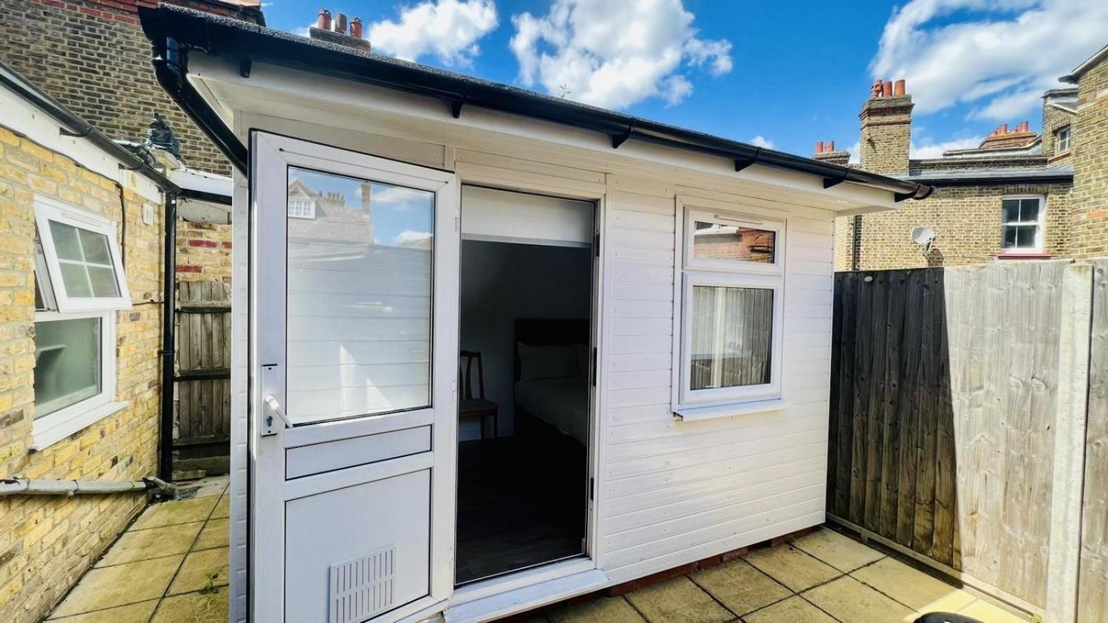 Wood Green Budget Rooms - Next To Mall & Metro Station - 10 Min To City Center Лондон Екстериор снимка
