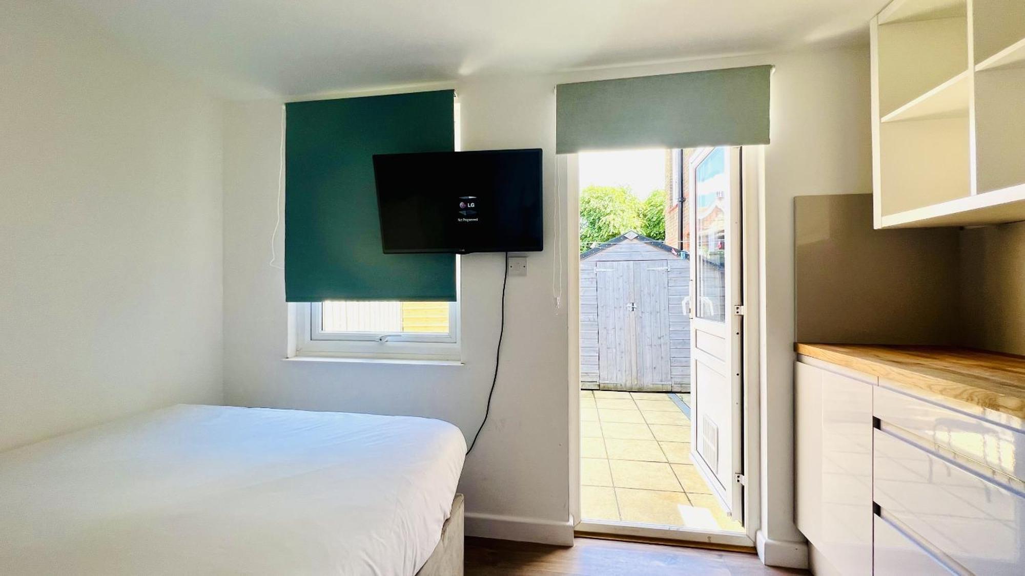 Wood Green Budget Rooms - Next To Mall & Metro Station - 10 Min To City Center Лондон Екстериор снимка