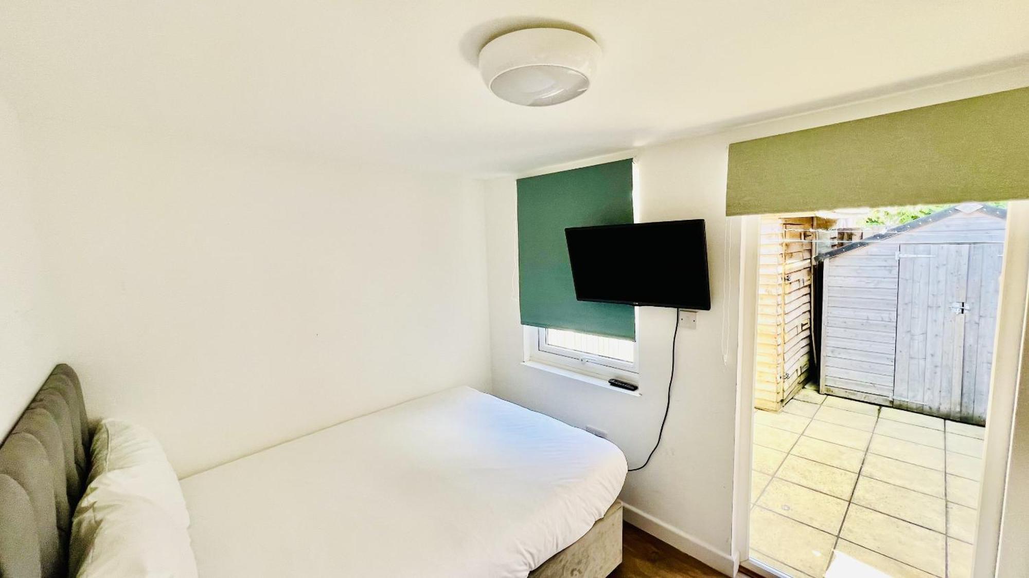 Wood Green Budget Rooms - Next To Mall & Metro Station - 10 Min To City Center Лондон Екстериор снимка